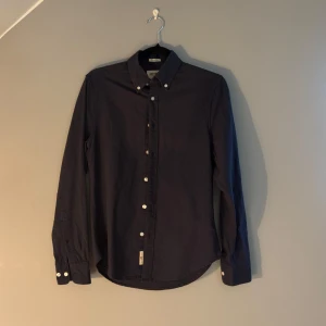 East west mörkblå skjorta - Säljer en East west skjorta i storlek xs. Den är mycket sällan använd.