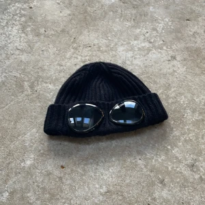 Cp company mössa st m - En cp company mössa i storlek M nästan aldrig använd pga att jag tröttnade på den direkt. Inte vad jag brukar lägga upp men vill bli av med den😄🥱