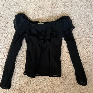 Svart off shoulder blus - Svart off shoulder blus från Gina tricot. Strl 146/152 men sitter som xs. Säljer eftersom den inte kommer till användning. Inga defekter. Det är bara att skriva om du har någon eller några frågor💗