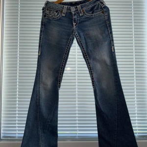 True Religion  - True Religion ljusblå jeans i lågmidja. Snygga bakfickor med klassiska True Religion detaljer. 💕{Längd: 98cm, Innerbenslängd: 78cm}