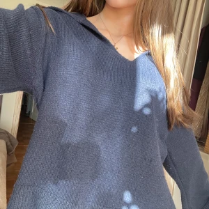 Mörkblå stickad tröja med krage från Gina Tricot - Mysig mörkblå stickad tröja från Gina Tricot med bred krage och v-ringning. Tröjan har lång ärm och ribbade detaljer vid nederkant och ärmslut. Perfekt för lite kyligare dagar💗💗