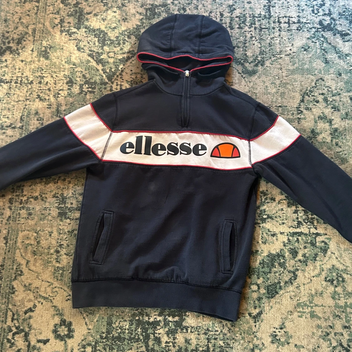 Mörkblå hoodie från Ellesse med logga