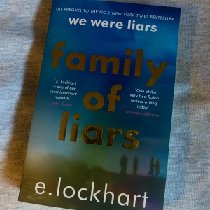 Family of Liars - En ungdomsroman av E. Lockhart, prequel till 'We Were Liars'. Boken handlar om Sinclair-familjen och deras hemligheter, svek och relationer. Perfekt för dig som gillar spänning och familjedrama.