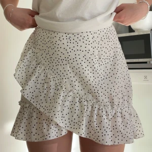 Prickig omlottkjol - Prickig omlottkjol, säljer då den börjar bli för liten.