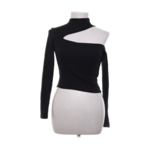 Svart topp från Zara - Trendig svart långärmad topp från Zara. Tight passform och croppad modell som ger en modern look. Köpt från sellpy (första bilden är från sellpy)