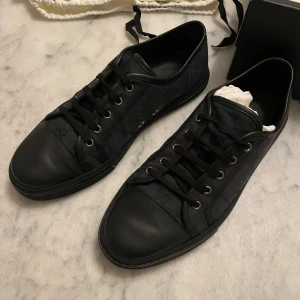 Gucci GG Monogram Black  - Säljer nu mina Gucci GG Monogram Black i stl 43 som är perfekta skor nu in för sommaren. Skick 7,5-10. Retail 9-11.000kr mitt pris 1.799kr. Byten kan vara intressant, i skor Stl 43 och kläder M-L.
