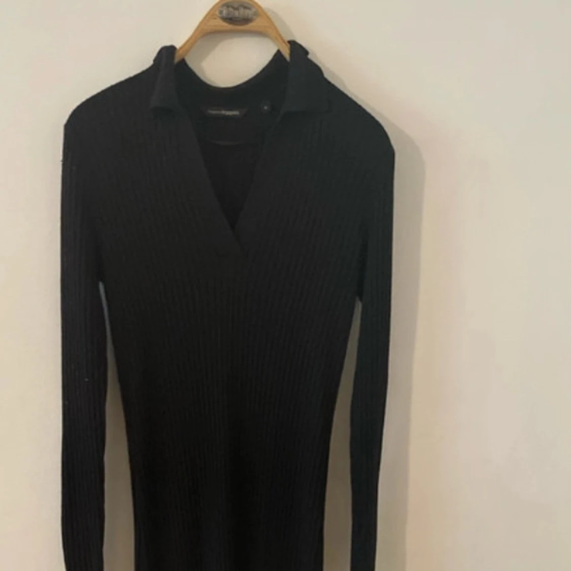 Svart ribbad långklänning med krage - 1