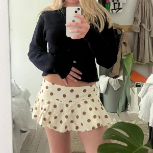 Beige kortkjol med bruna prickar och volang - Så fin kjol med polka dots!! Jag har sytt ner den så den ska vara mer lågmidjade och spretat upp sömmen där nere för att den ska bli längre men skulle inte säga att det är tydligt