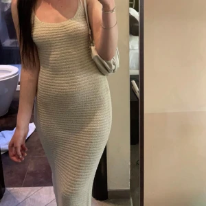 Lång stickad beige klänning Nakd - Superfin stickad beige klänning från Nakd🤍🤍 slutsåld, passar mig som är XS/S