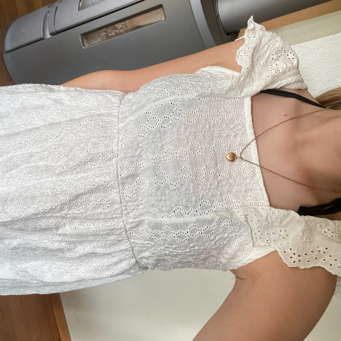 Vit klänning med broderade volangärmar - 1