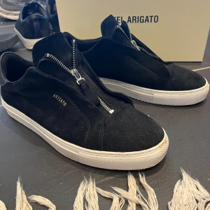 Arigato clean 90 zip - Tja, säljer nu mina axel Arigato clena 90 zip då jag inte har nån användning för dom. De är i väldigt bra skick (9/10) då jag bara använt dom ett fåtal gånger och inte använda på ett tag. (Jag står inte för frakt) 