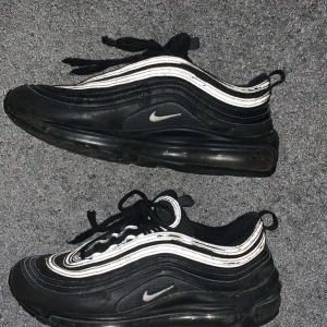 Nike Air Max 97  - Tjenare, jag säljer mina Nike air Max 97 svarta, skickas ej, hör av er vid frågor, priset ej hugget i sten :) !finns i grums!