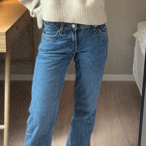 Blå raka jeans - Snygga blå jeans med rak passform och klassisk femficksdesign