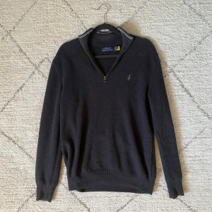 Ralph lauren halfzip - Ralph lauren halfzip i väldigt bra skick. Nästan aldrig använd.