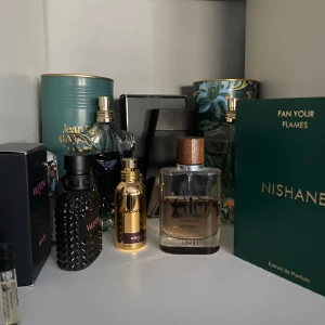 Säljer/byter mina parfymer  - Hej! Säljer/byter mina parfymer, kom med förslag. (Kan byta mot skor/kläder) Om du har minsta lilla fråga är det bara att skriva!