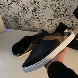Burberry skor  - Sköna burberry skor Cond: 7/10 strl: 44 men sitter mer åt 45  shoeheros white cream på