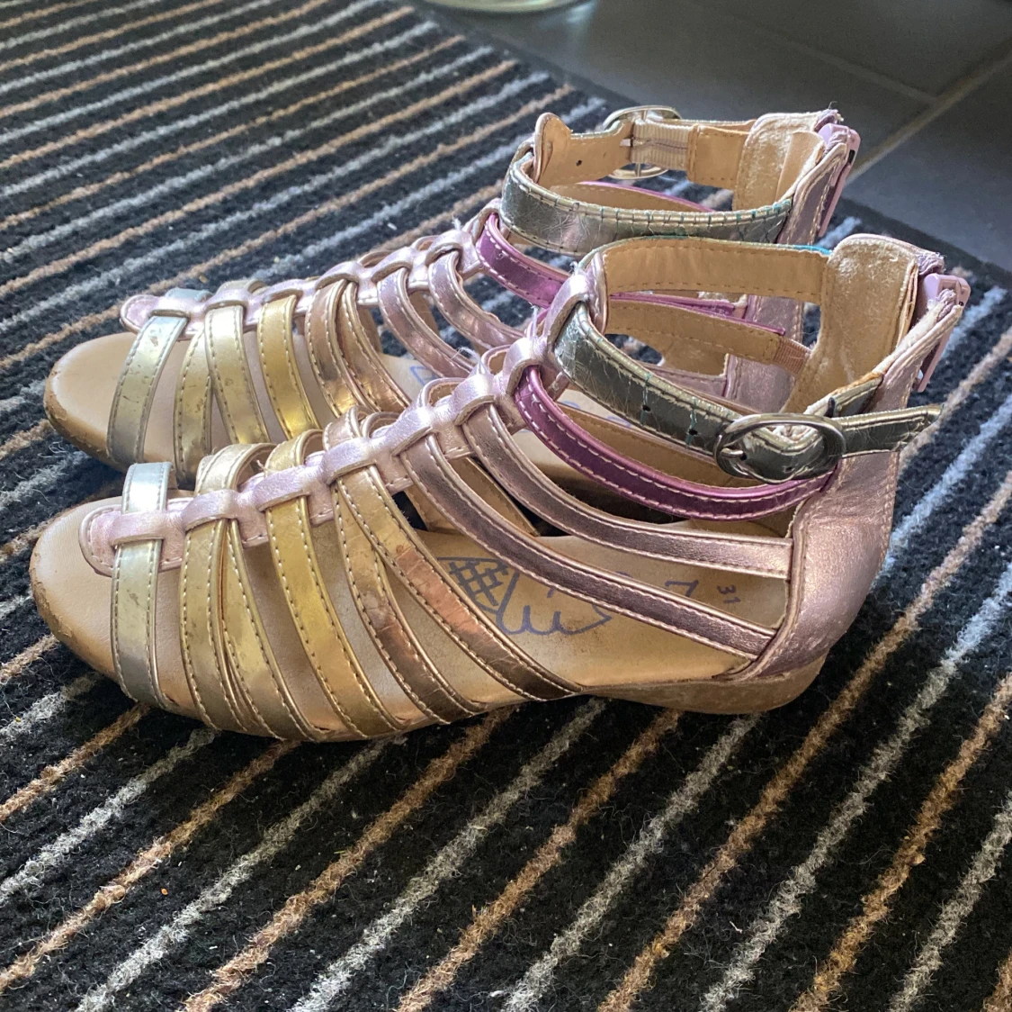 Glittriga sandaler i guld och lila - 1