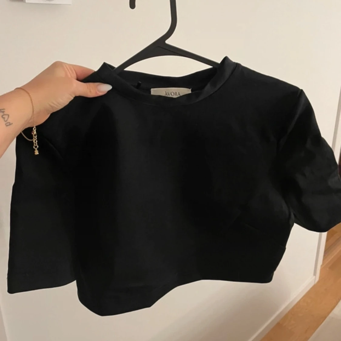 Svart croppad t-shirt från Avora - 3