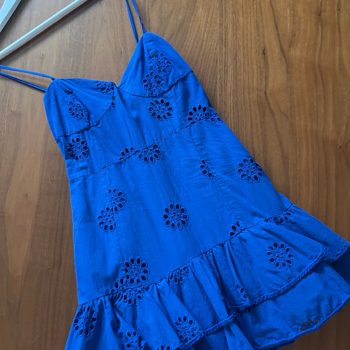 Blå kortklänning med broderade blommor - 1