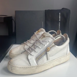 Giuseppe Zanotti INTRESSEKOLL - INTRESSEKOLL på ett par vita sneakers från Giuseppe Zanotti. Skorna är i 42,5 och bra skick äkthetsbevis med kommer tillsammans med box dustbag etc. Hör av dig vid mer frågor!
