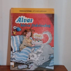 Alvas bästa födelsedag - En lättläst barnbok om Alva som ska börja på ridskolan och planerar sitt födelsedagskalas. Perfekt för unga läsare som gillar vardagsberättelser. Köpt på ett bibliotek/skola