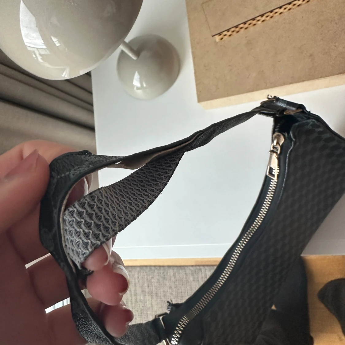 Svart axelväska med monogrammönster  - 2