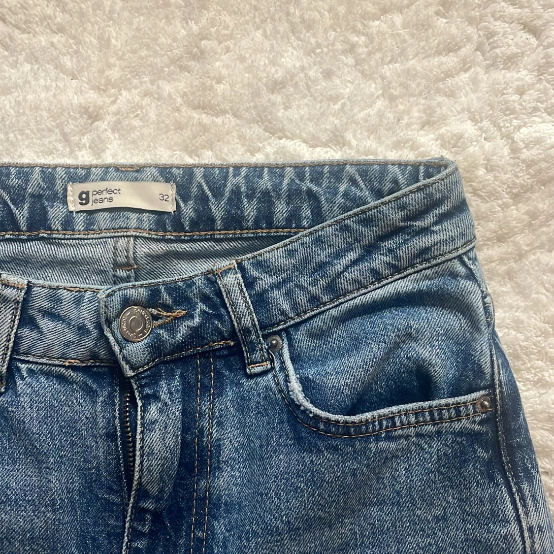 Blå jeansbyxor med hål - 1