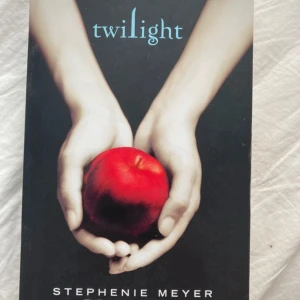 Twilight - Twilight av Stephenie Meyer. Oläst men skavanker finns. Se på bilderna.