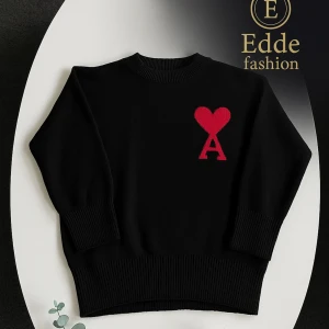 Svart stickad tröja från Ami Paris - Säljer en svart stickad tröja från Ami Paris med röd hjärtformad A-logga på bröstet. Tröjan har rund halsringning och långa ärmar med breda ribbade muddar. Perfekt för en stilren och trendig look. Skriv till mig om du har frågor (osäker om den är äkta!)