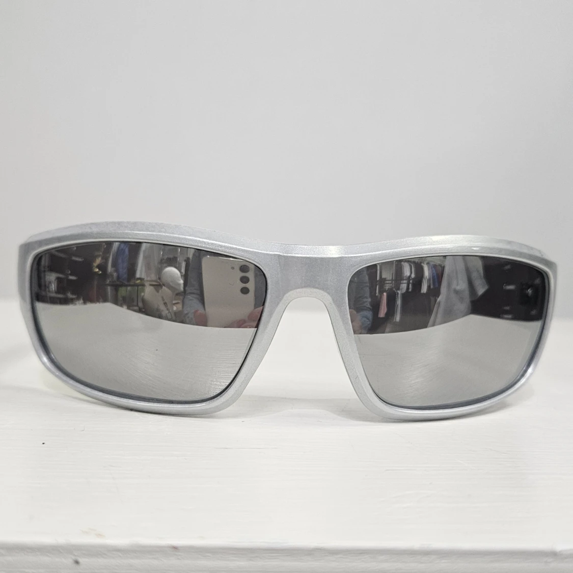 Silvriga sportiga solglasögon - 1