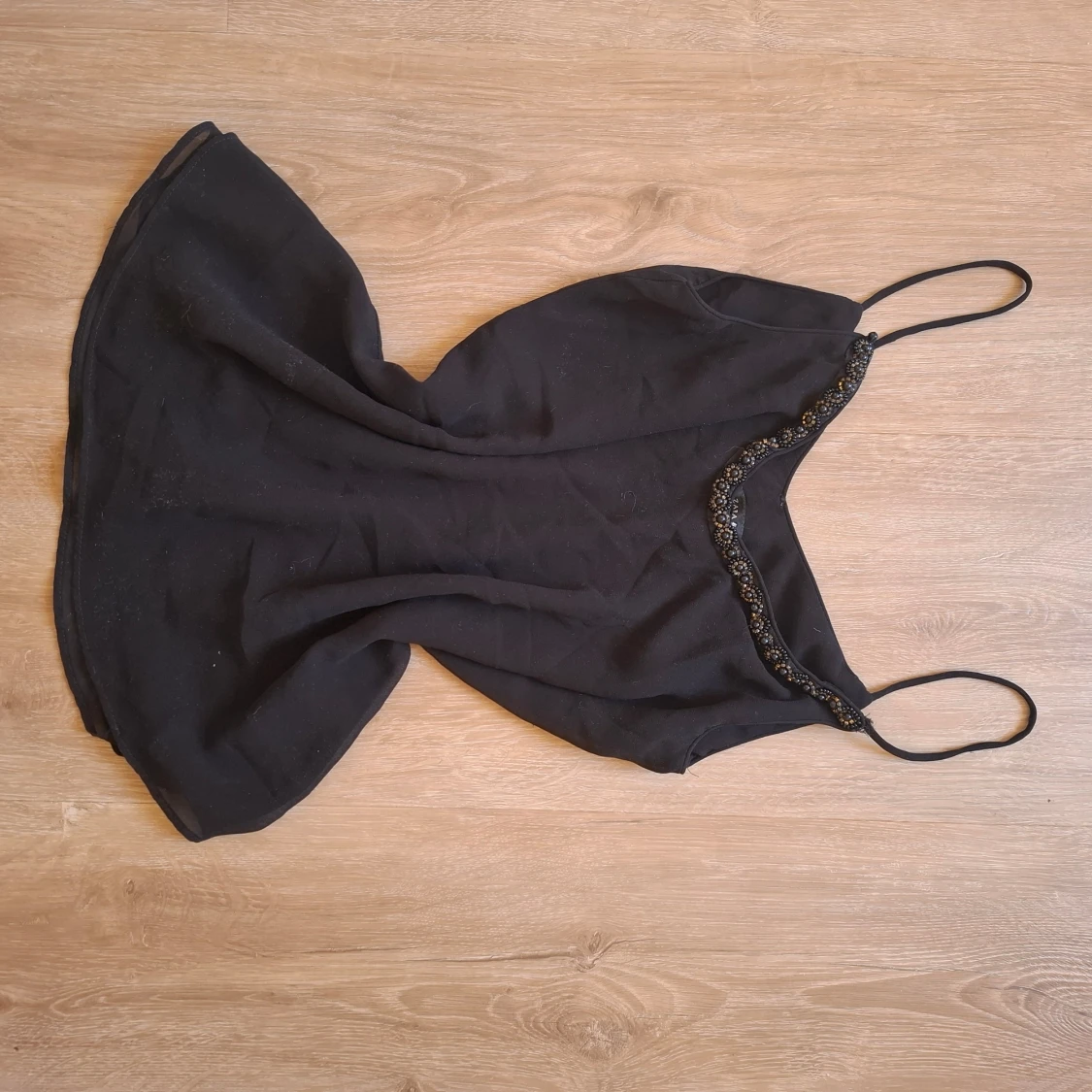 Svart linnetopp med smala axelband och spetsdetalj - 1