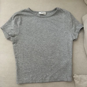 Grå basic tight top gina - Grå basic tight top från Gina, endast använd fåtal gånger så i mycket fint skick! 
