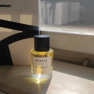 essence perfym  - Essence "i am vanilla" perfym. Helt oanvänd och säljer på grund av att jag inte använder den. Skriv om du har frågor pris kan diskuteras.