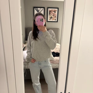 Grå sweatshirt  - Säljer en basic grå sweatshirt i mjuk bomull. Tröjan har rund halsringning, långa ärmar och ribbade muddar vid ärmslut och nederkant. Använt fåtal gånger o h är normal i storlek