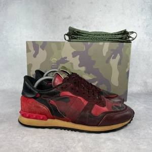 Valentino rockrunner skor - – Condition: 8/10  – Vad är inkluderat: Bara skorna  – Nypris: 8515 SEK