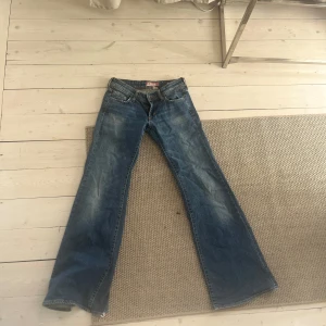 Blå bootcut jeans - Lågmidjade bootcut jeans, kom gärna med prisförslag 