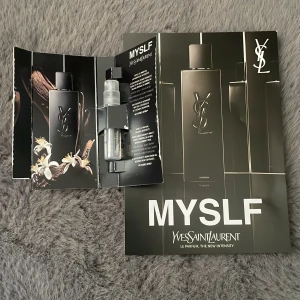 Yves Saint Laurent MYSLF Le Parfum provflaska - En provflaska av parfymen MYSLF Le Parfum från Yves Saint Laurent. Doften har kryddiga och sensuella toner med inslag av apelsinblomma, trä och vanilj. Flaskan är genomskinlig med svart text och sprayfunktion. Perfekt om du vill prova doften.