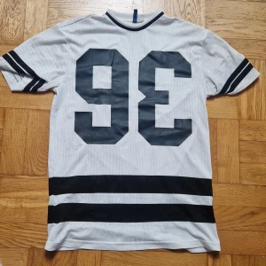 Sportig t-shirt - Hockey T-shirt från h&m. Jag har aldrig använt den men hon innan hade katt🤍storlek S🤍