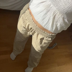 Beiga linnebyxor - Snygga linnebyxor från Skagen Clothing, säljer då de ej kommer t användning💕skriv för fler frågor/bilder! Nypris 949. Pris kan diskuteras!