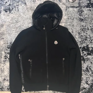 Svart hybridjacka med huva från Moncler - Säljer en svart Moncler-jacka. Skick 9/10 helt ny använd några gånger 