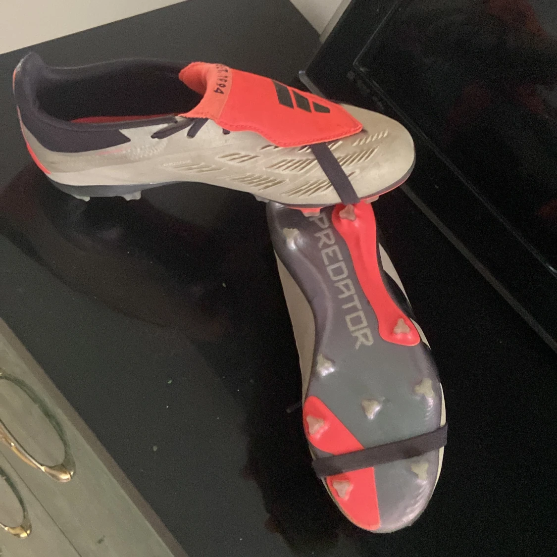 Adidas Predator fotbollsskor i grått och rött - 2