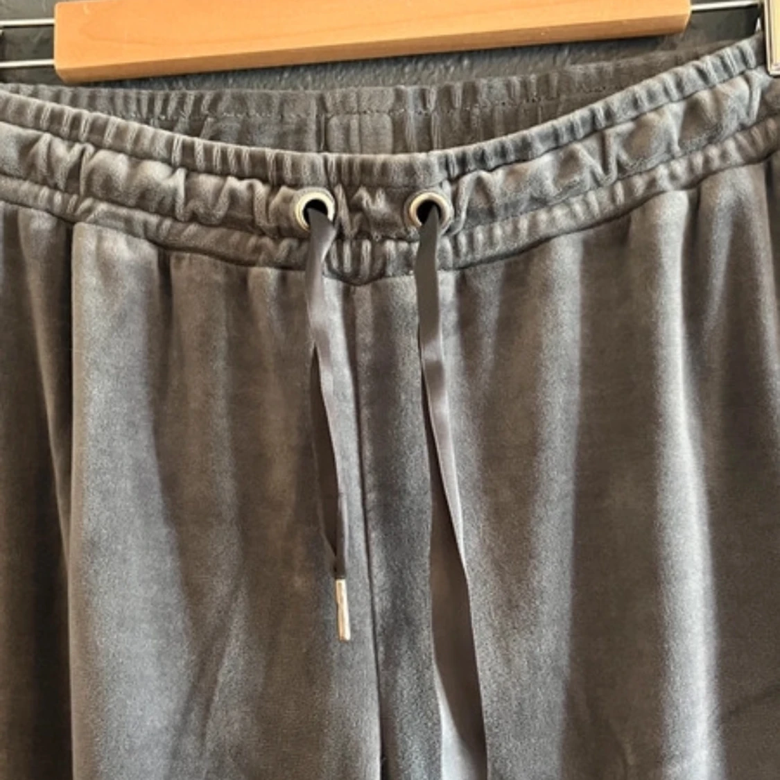 Grå mjukisbyxor i velour från Gina Tricot - 2