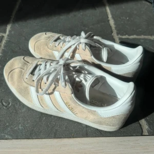 Beige Adidas Gazelle sneakers - Säljer ett par beige Adidas Gazelle köpta på vinted. De är lite små i storleken, så det står storlek 38 men jag skullr snarare säga 37.