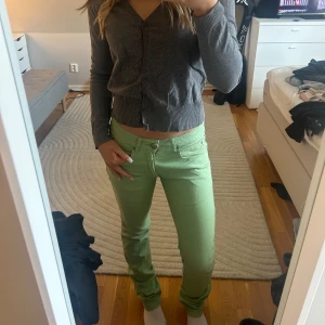 Gröna jeansbyxor - Snygga gröna jeansbyxor med normal passform och låg midja. Perfekta för en färgglad touch till din outfit. Byxorna har klassisk femficksdesign och stängs med dragkedja och knapp.