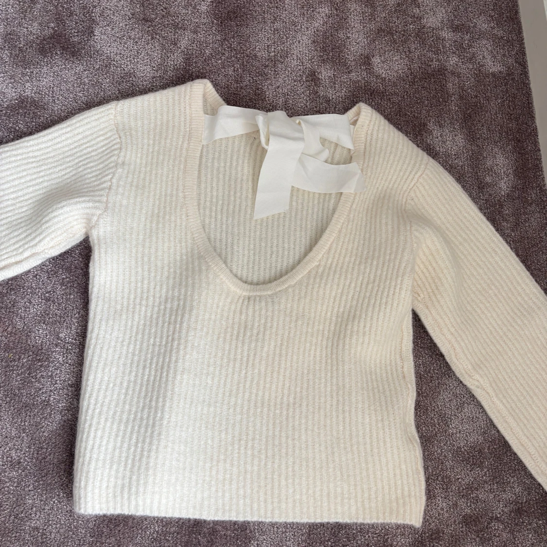 Vit stickad tröja med rosett - 2