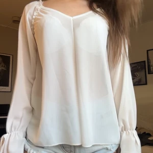 Vit blus - Säljer denna vita blus som är i vit genomskinlig färg!! Skriv privat om ni har frågor!!🤍🤍