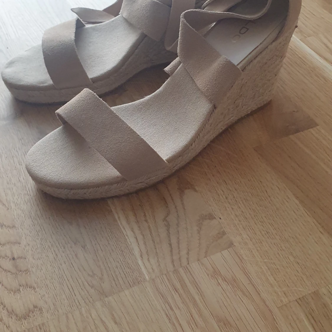 Beige kilklackssandaler från Aldo - 2