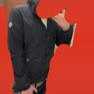 Moncler windbreaker  - Säljer en stilren mörkblå vindjacka från Moncler. Jackan har en dragkedja framtill och en klassisk design med långa ärmar. Perfekt för svala dagar när du vill hålla stilen. 🌀 kan sänka pris vid snabb affär (tar emot byten)