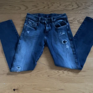Replay jeans - Tja säljer nu mina replay med riktigt feta slitningar dom passar både till vardag och fest och mycket mer. Jag köpte dom för 2700 säljer dom för 499. Storleken är 27/32 men passar 30 i längd och ungefär 28 i midjan.