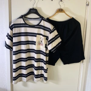 Randig t-shirt med björntryck - Pyjamas - Helt ny . Säljer en svartvit randig t-shirt med ett gulligt björntryck på bröstfickan. Perfekt för en avslappnad stil. T-shirten har korta ärmar och är gjord i ett mjukt material. Du kan använda den som pyjamas